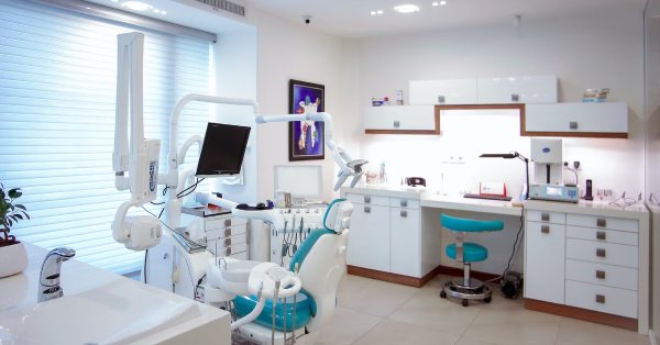 Choosing the Best Dental Implant Dentist in Grand Prairie: Tips and Considerations